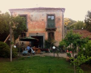 Italiaans huis met tuin ervoor