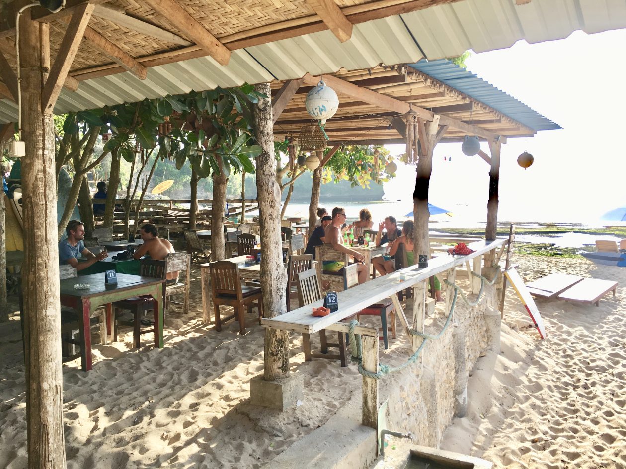 Strand cafe met uitzicht op zee op Bali