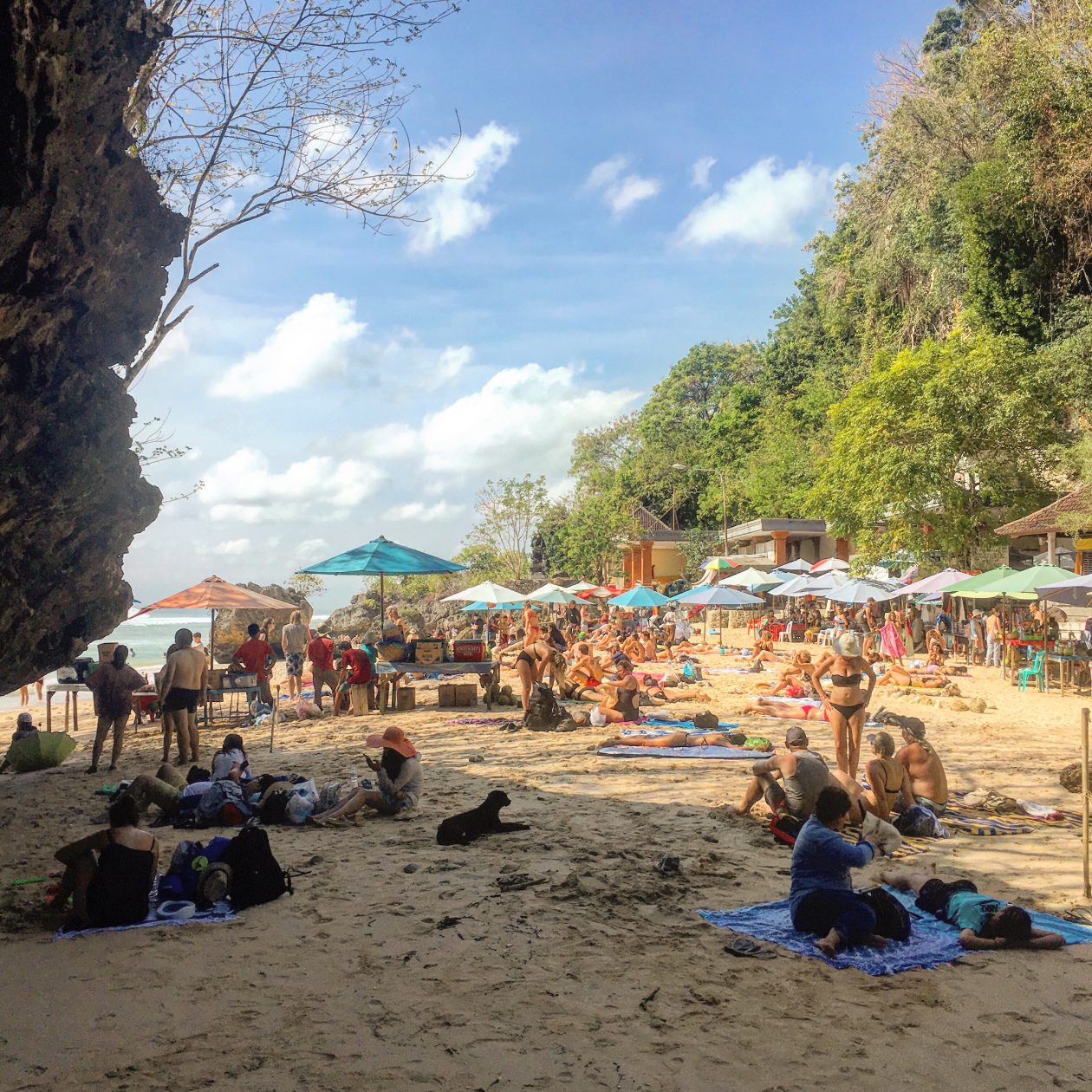 een doorkijkje in een kloof naar zee