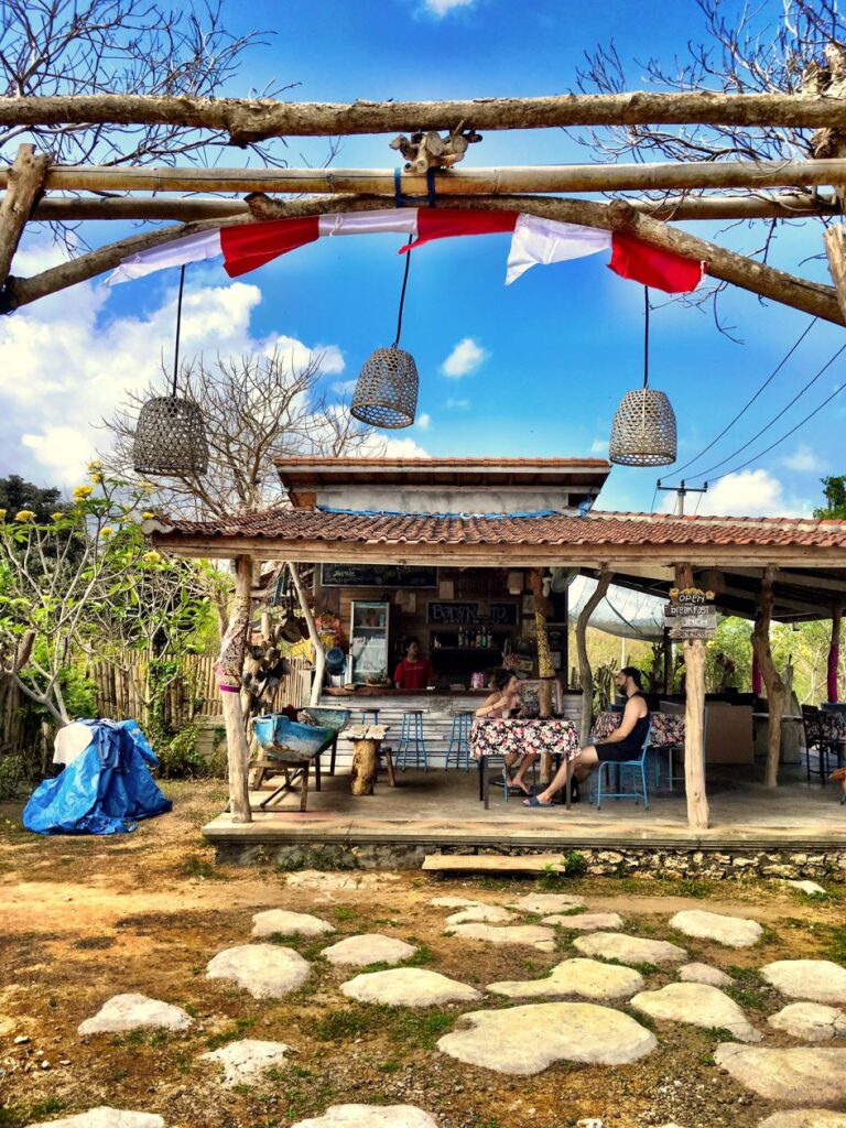 Houten restaurant gemaakt van drijfhout