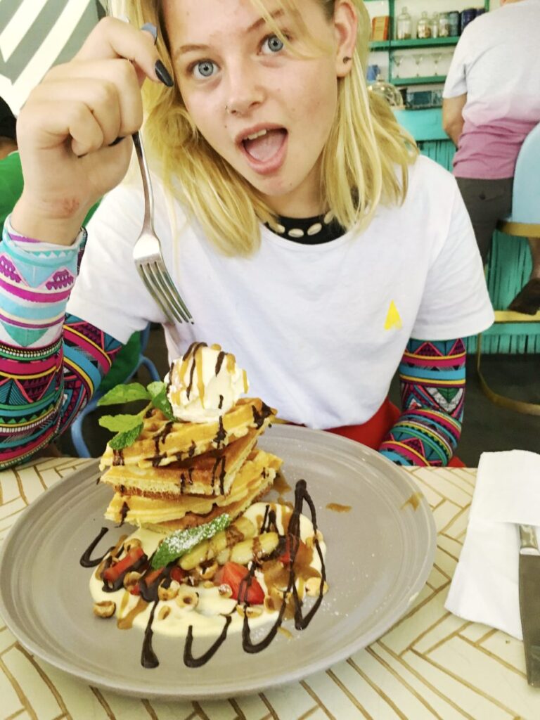 Meisje met een stapel ontbijt wafels