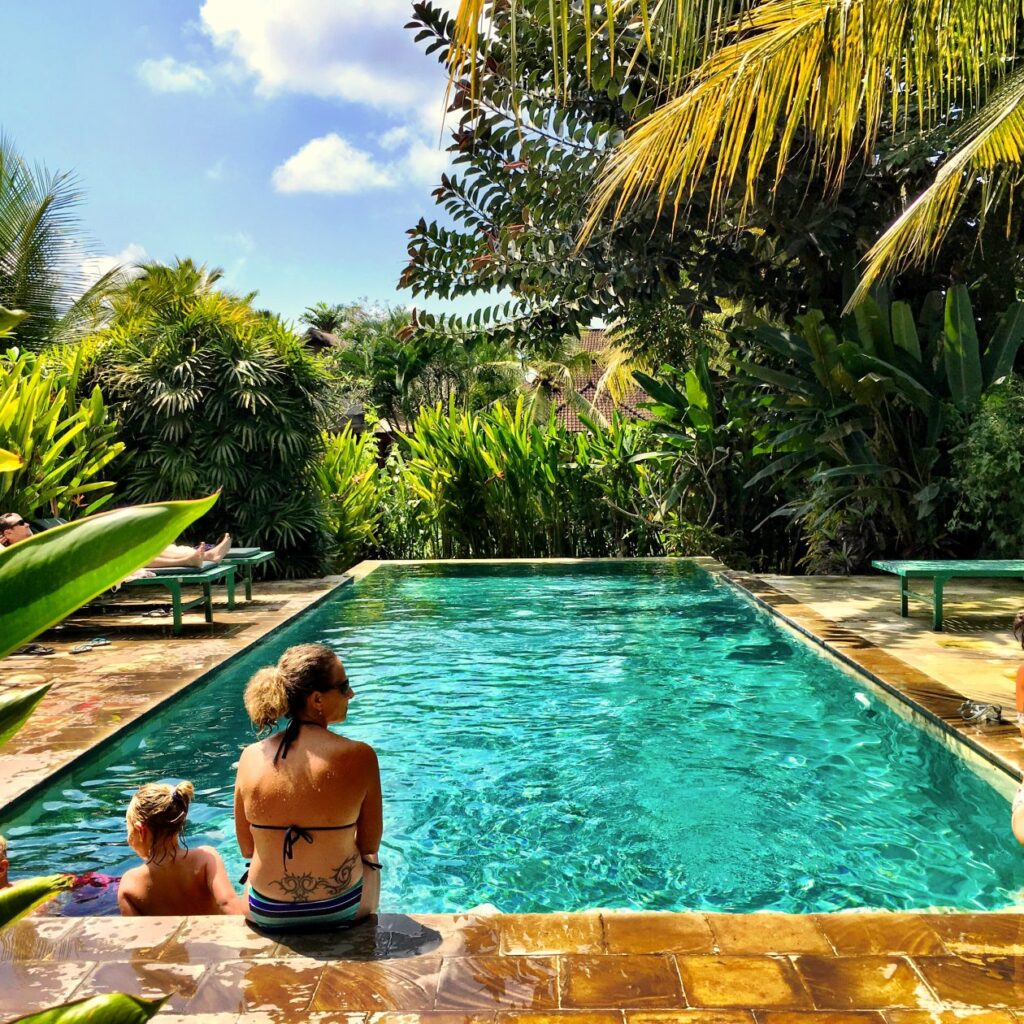 Twee vrouwen in het zwembad in een tropische omgeving
