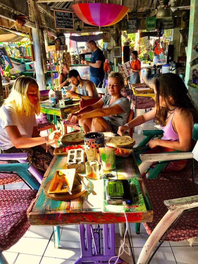 een groep mensen die ontbijten in een hippie restaurant