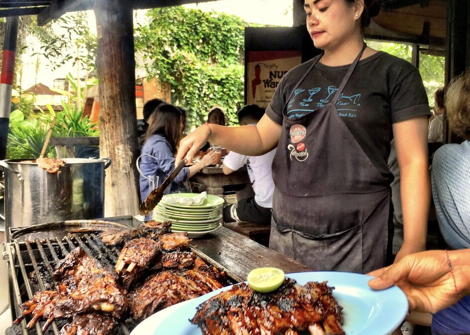 Indonesië – Ubud: Naugthy Nuri’s Warung – the best Ribs in Town