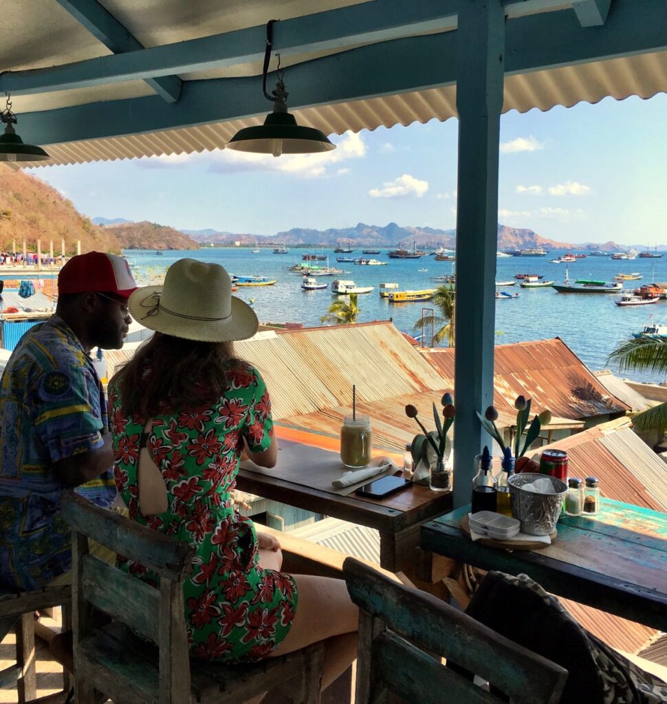 twee mensen eten met uitzicht op de haven
