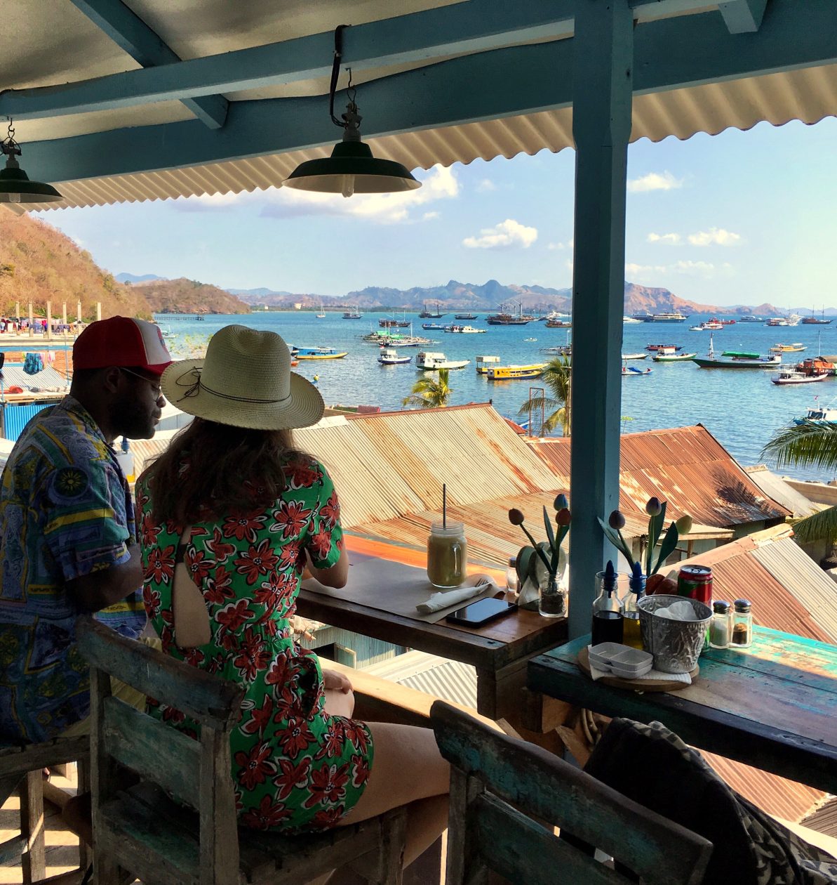 twee mensen eten met uitzicht op de haven
