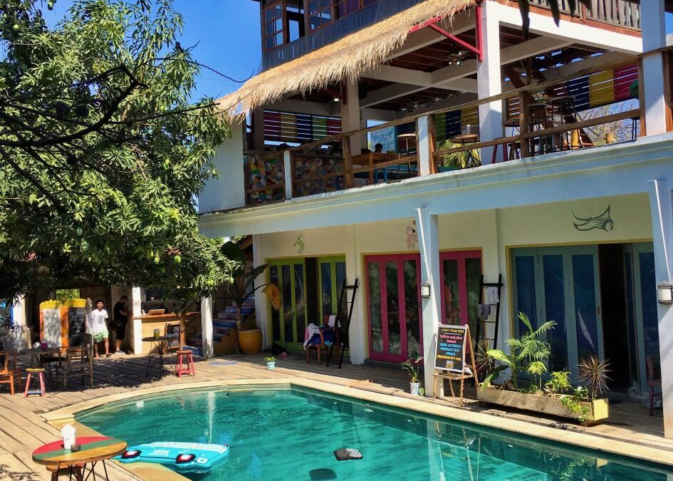 Tropisch hotel met zwembad