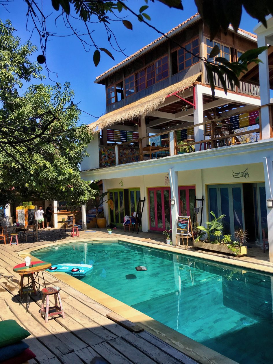 Tropisch hotel met zwembad