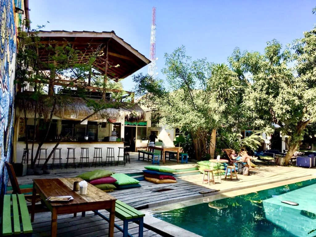 Hotel met zwembad met palmbomen in de achtergrond