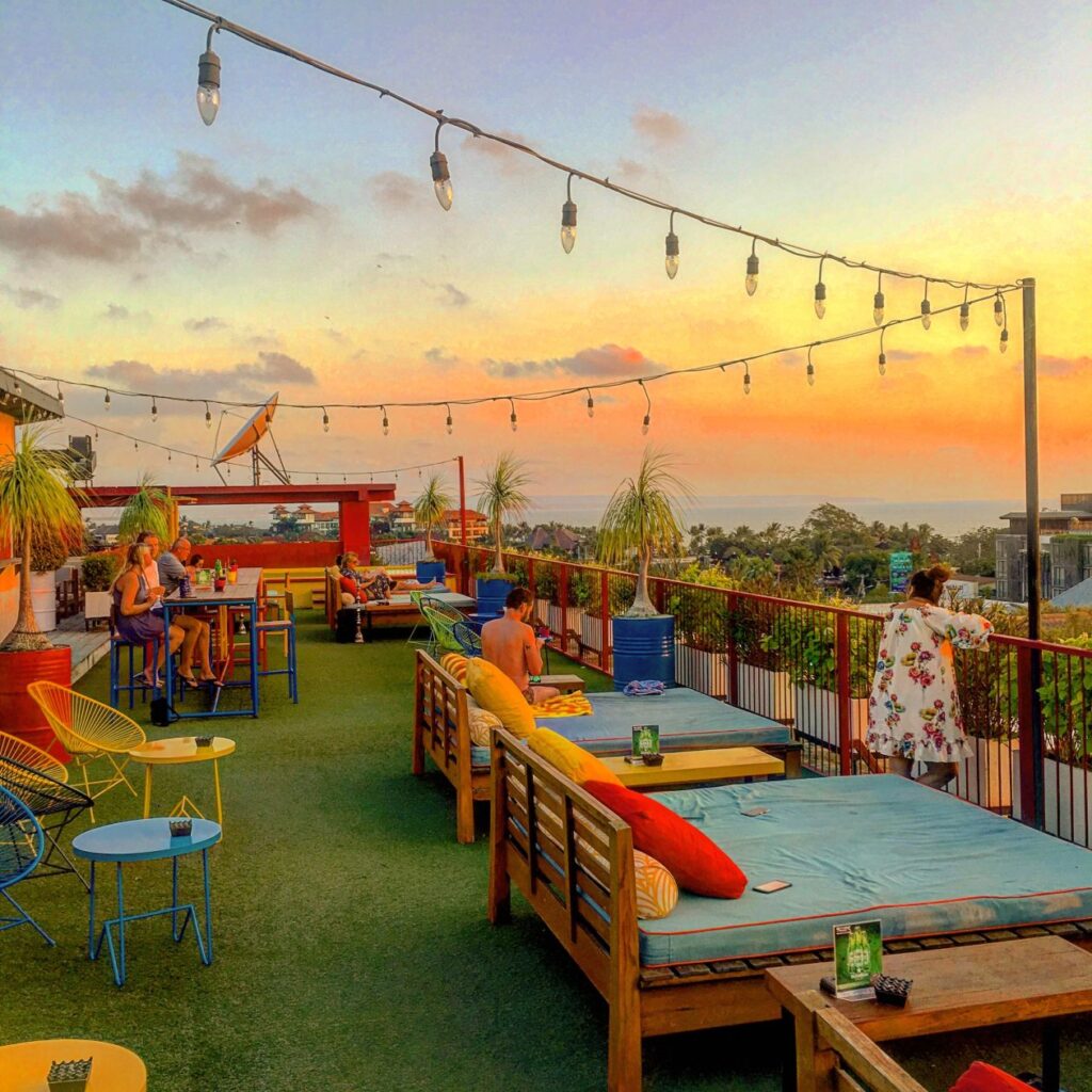 Vrolijk dakterras met de ondergaande zon