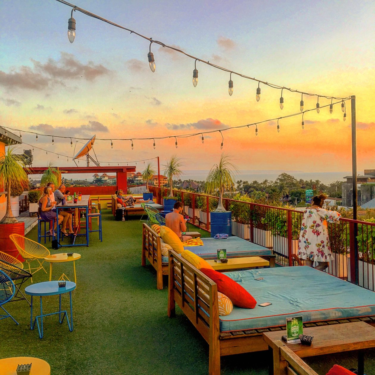 Vrolijk dakterras met de ondergaande zon