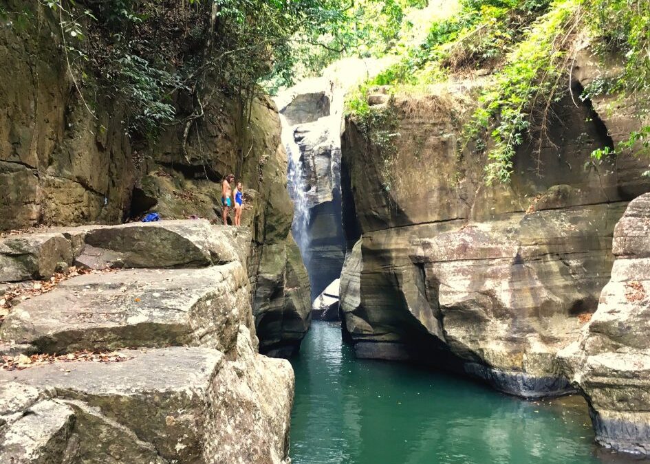 Een kloof met azuur blauw water er in .