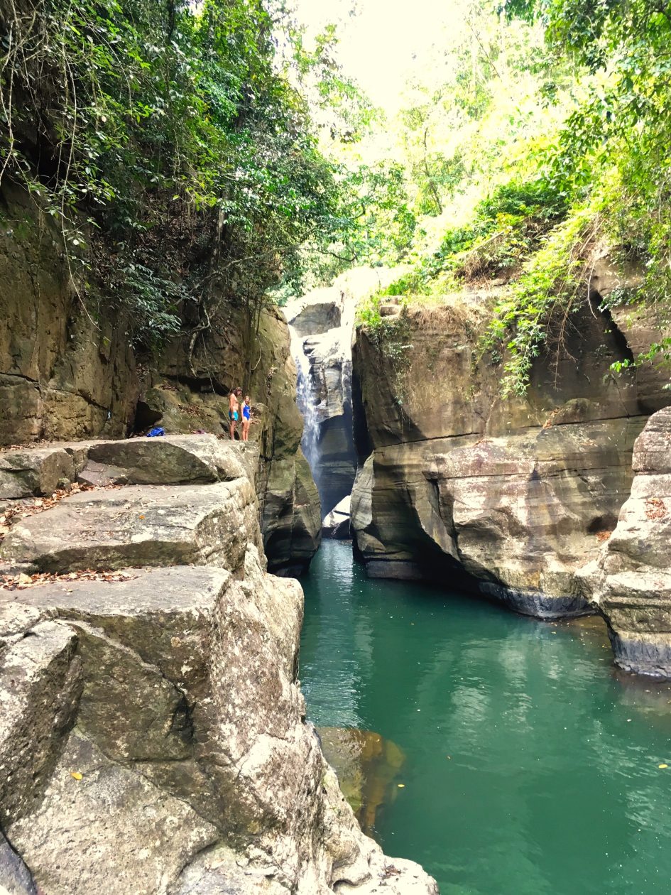 Een kloof met azuur blauw water er in .
