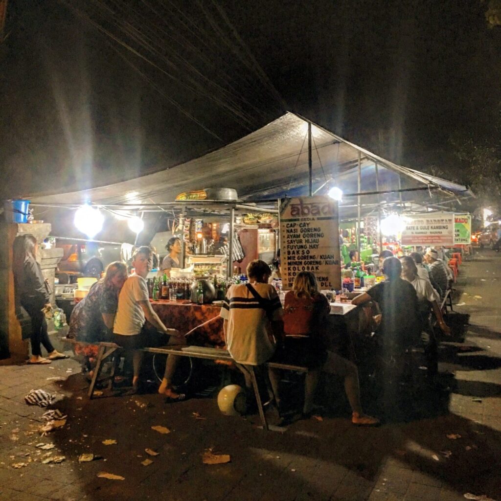 Straat restaurant op Bali in de nacht