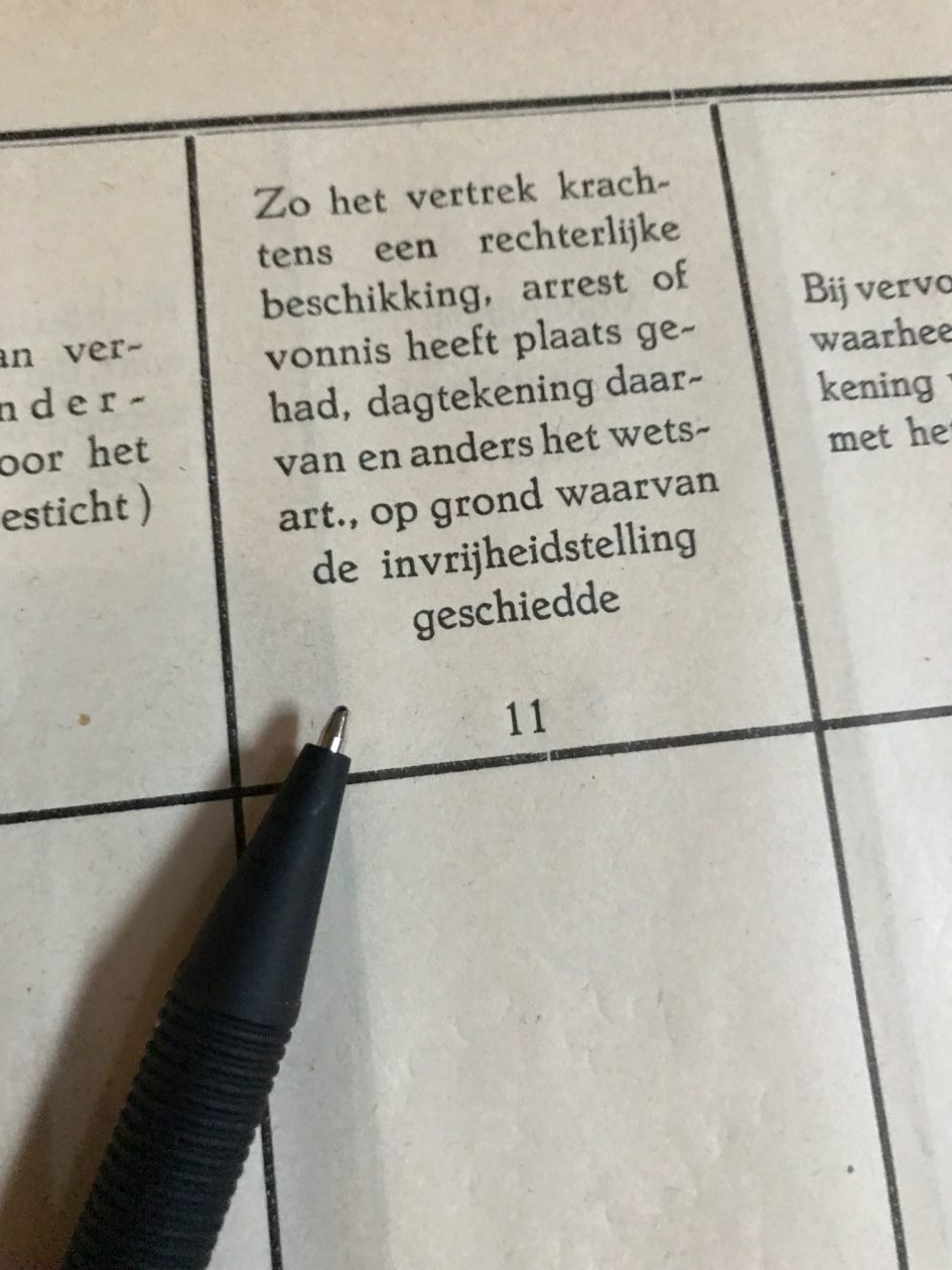 en zwarte fijn schrijver wijst op een tekst in een boek