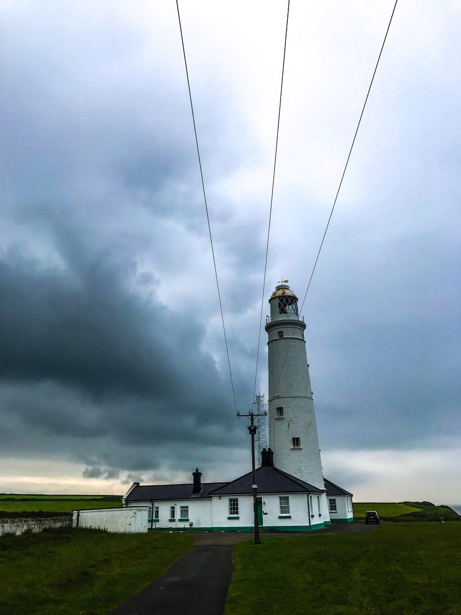 een vuurtoren steekt af tegen de dreigende hemel