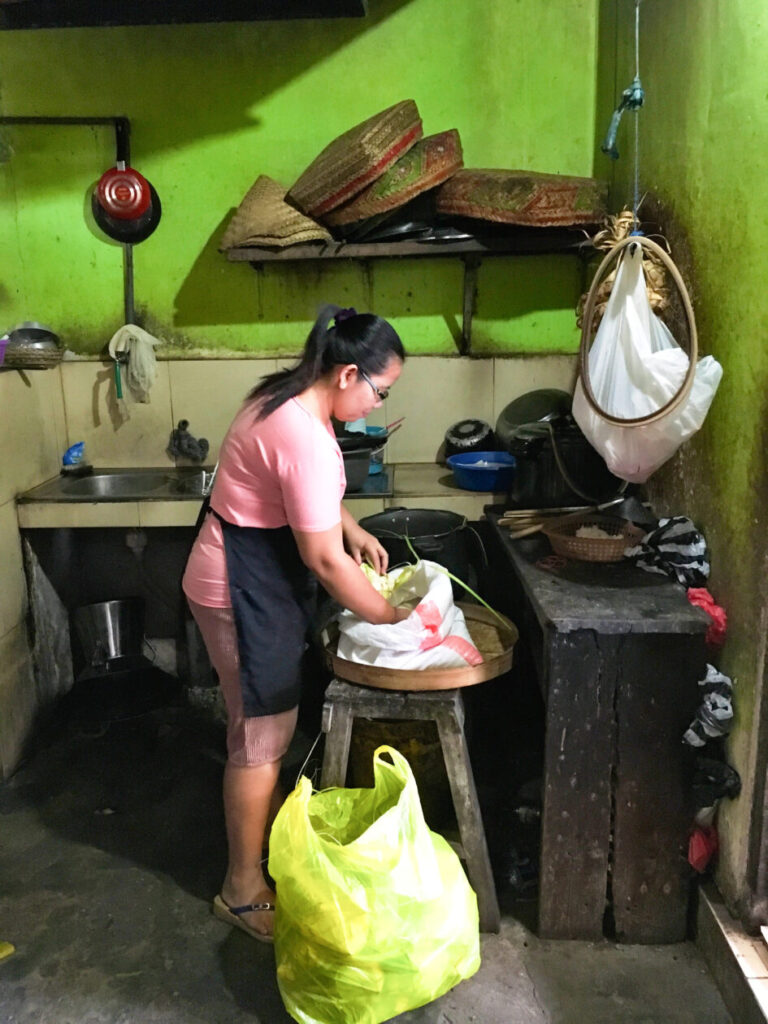 Vrouw in kleurrijke keuken in de tropen