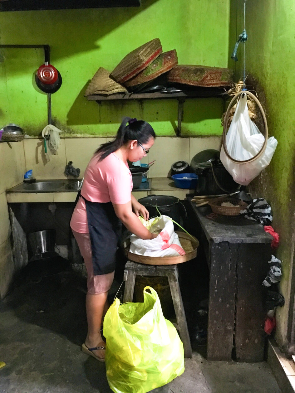 Vrouw in kleurrijke keuken in de tropen