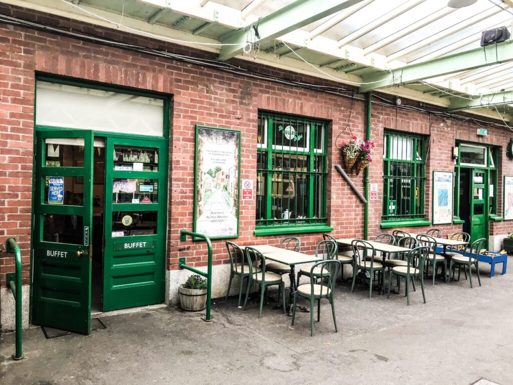 Engels treinstation met terras tafeltjes op het oude perron