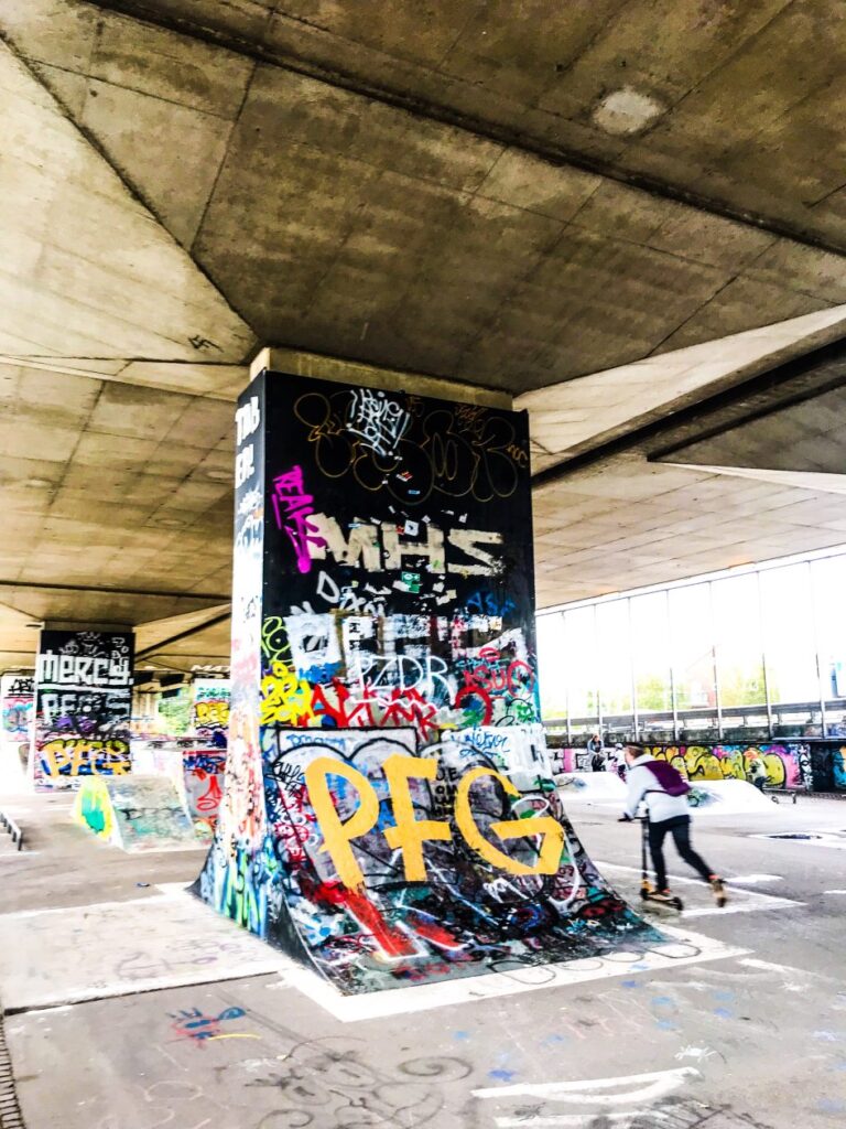 Skatepark in een beschilderde betonnen omgeving