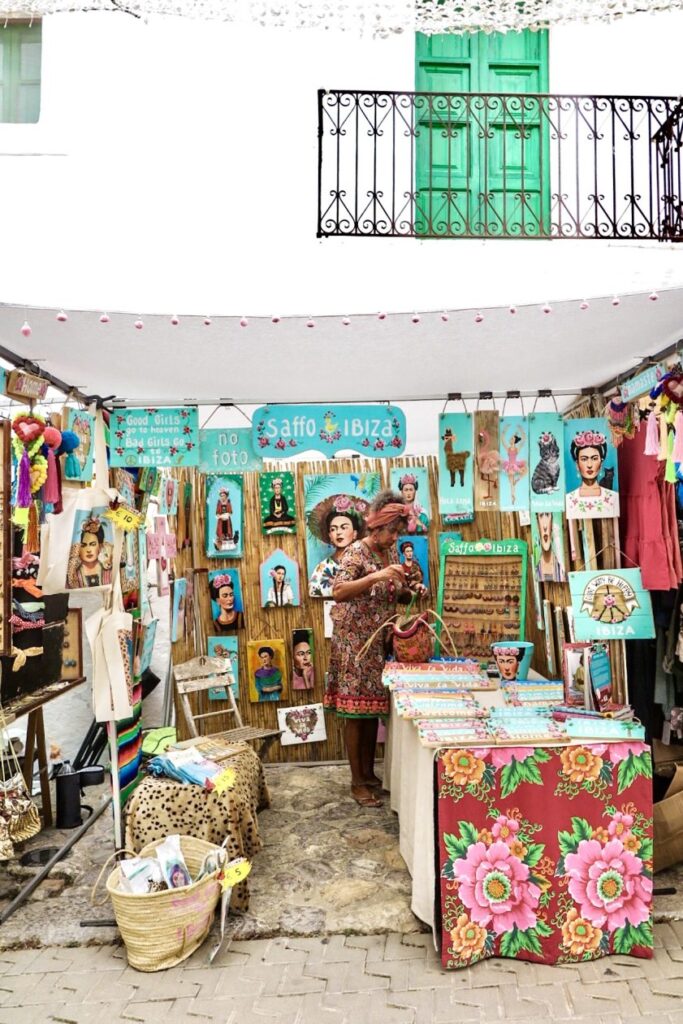 Hippie marktkraam met vrolijke kleuren voor een typisch Ibiza huis