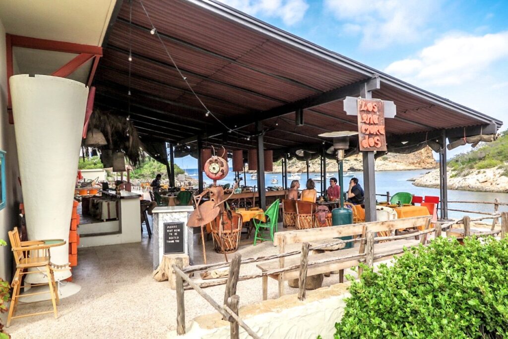 Restaurant met terras met uitzicht op zee