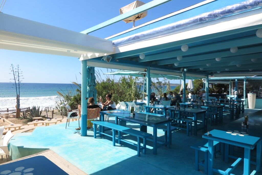 Blauw restaurant op Formentera met uitzicht op zee