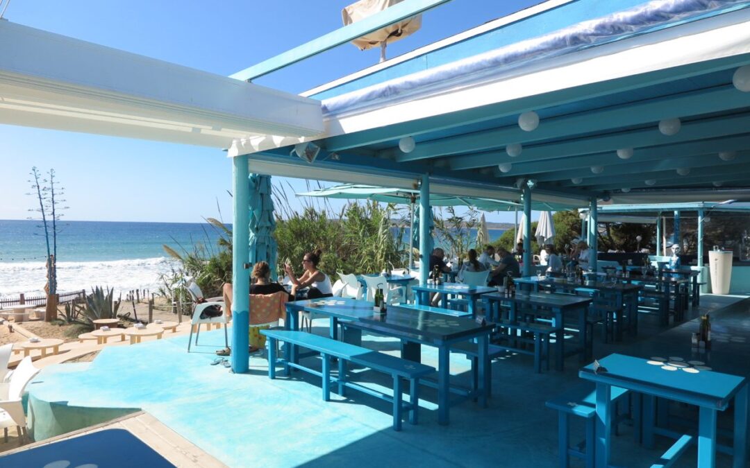 Blauw restaurant op Formentera met uitzicht op zee