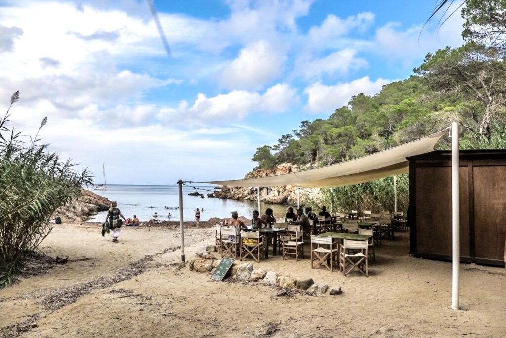 Restaurant met terras aan de zee op Ibiza