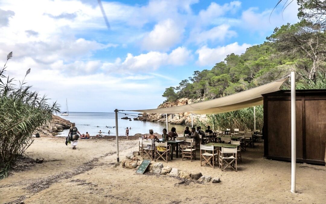 Restaurant met terras aan de zee op Ibiza