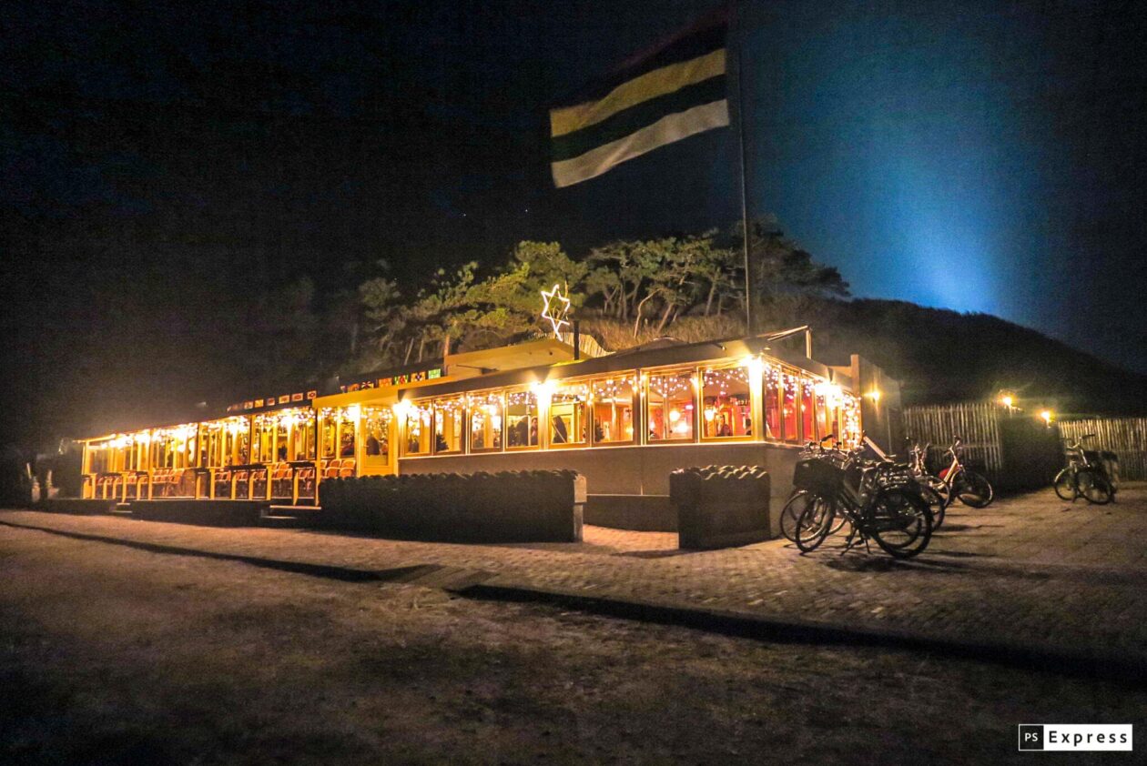 Een stant cafe in de nacht