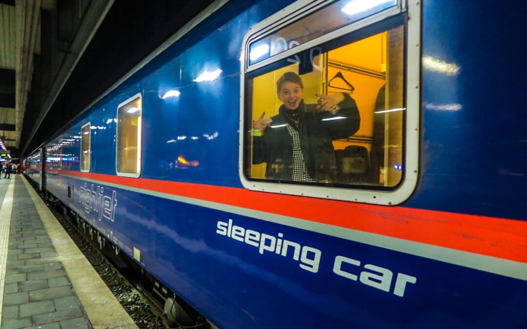 blauwe trein met een blij meisje die kijkt door het trein raam