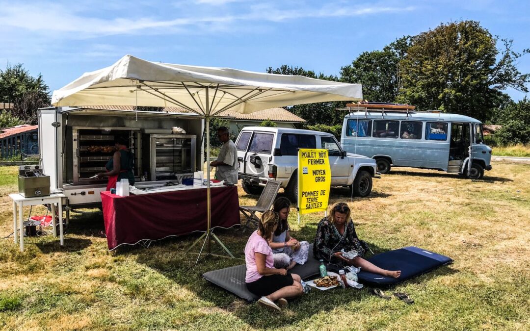 Frankrijk –  Kip langs de weg .