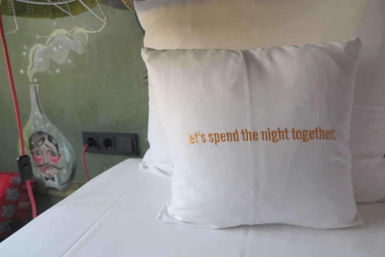 Hotel kussen met de tekst erop : Let's spend the nicht together 