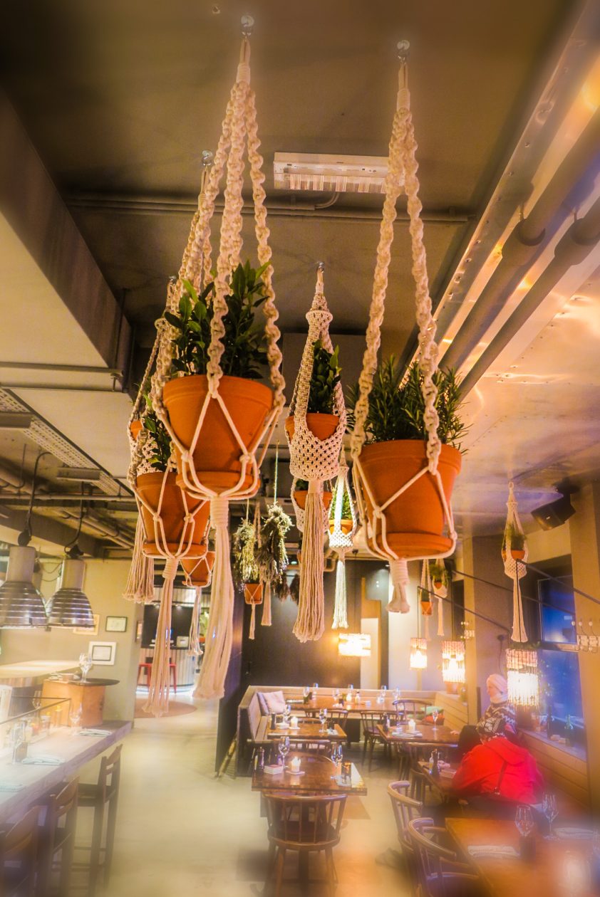 hangplanten in restaurant 