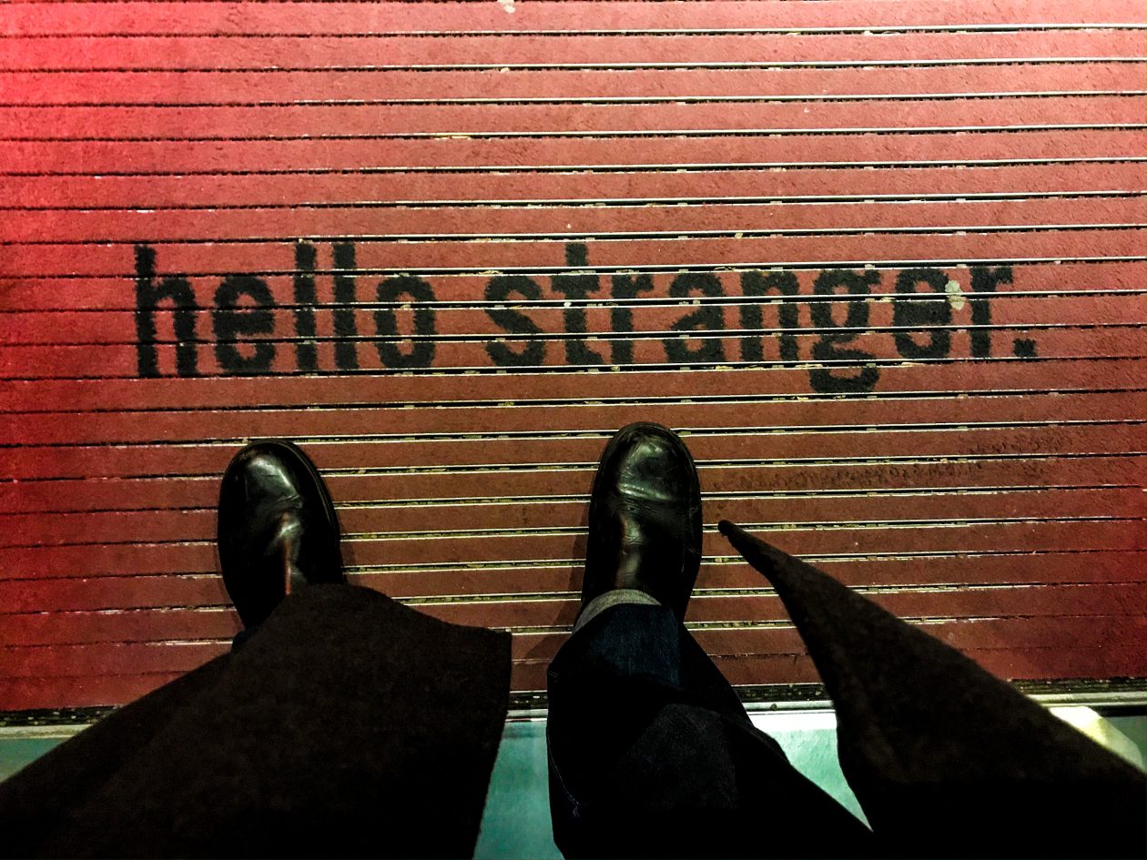 rode deurmat met de tekst Hello Stranger 