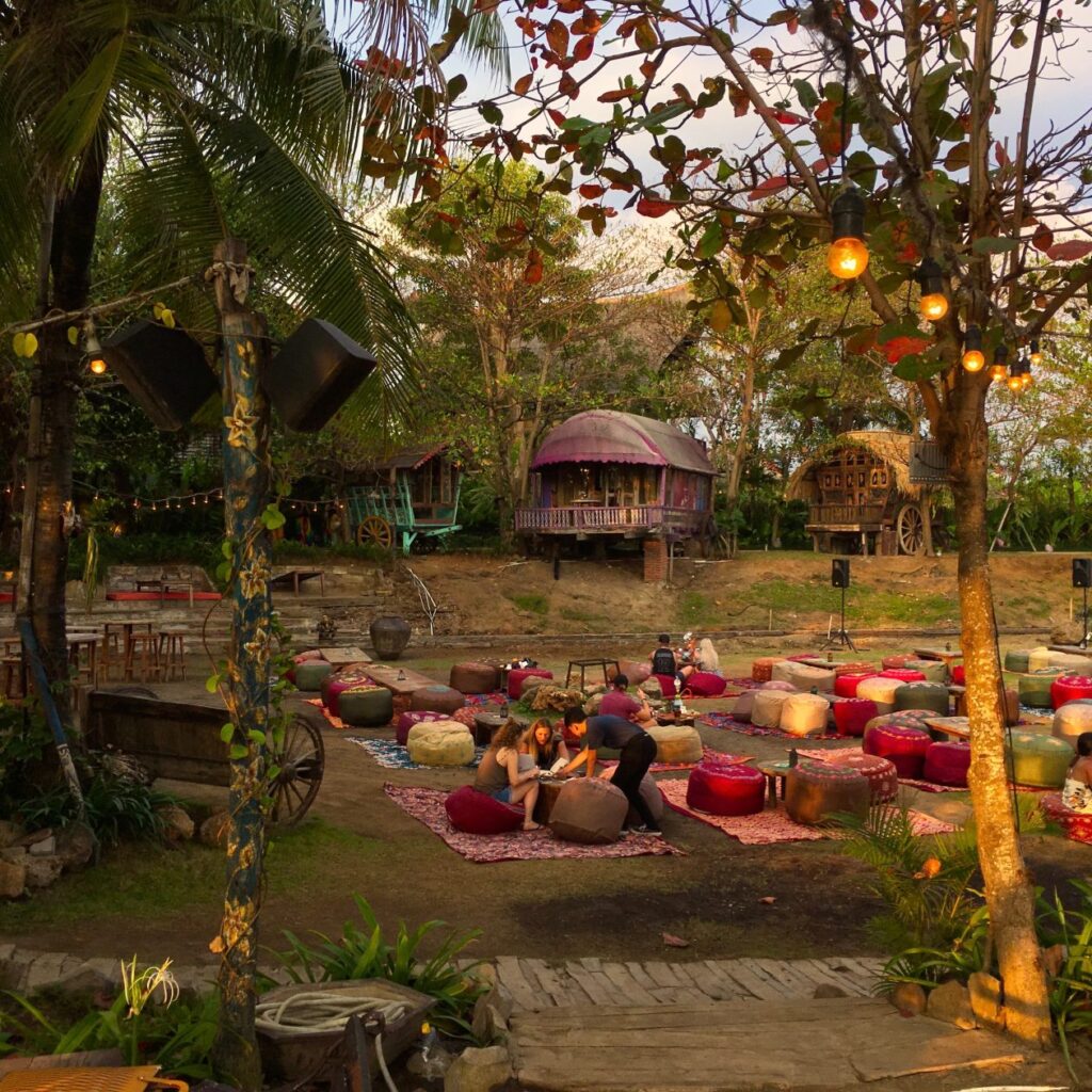 Een weide met daar in zitzakken met mensen die aan het chillen zijn