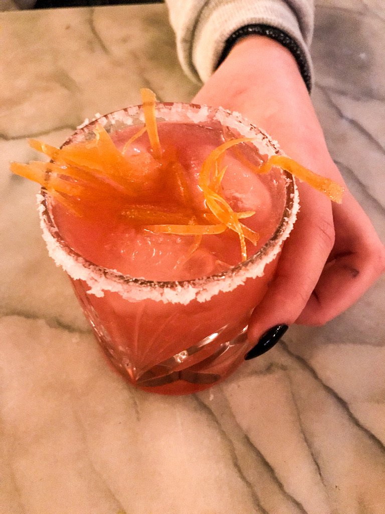 Cocktail glas met een hand