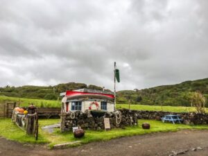 Aan de ander kant van de baai staat dit heerlijke ijstentje met als dak een oude roeiboot , tip ; neem een Whisky ijsje