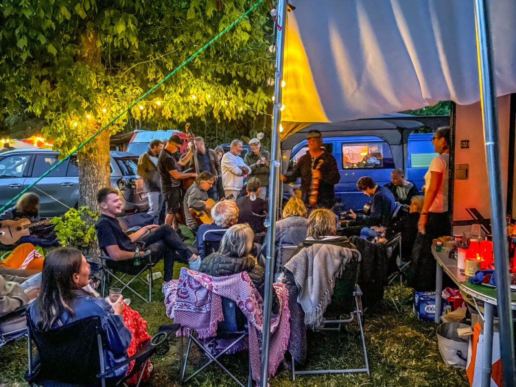 Gipsy jazz festival in Samoreau . tent met daar naast muzikanten