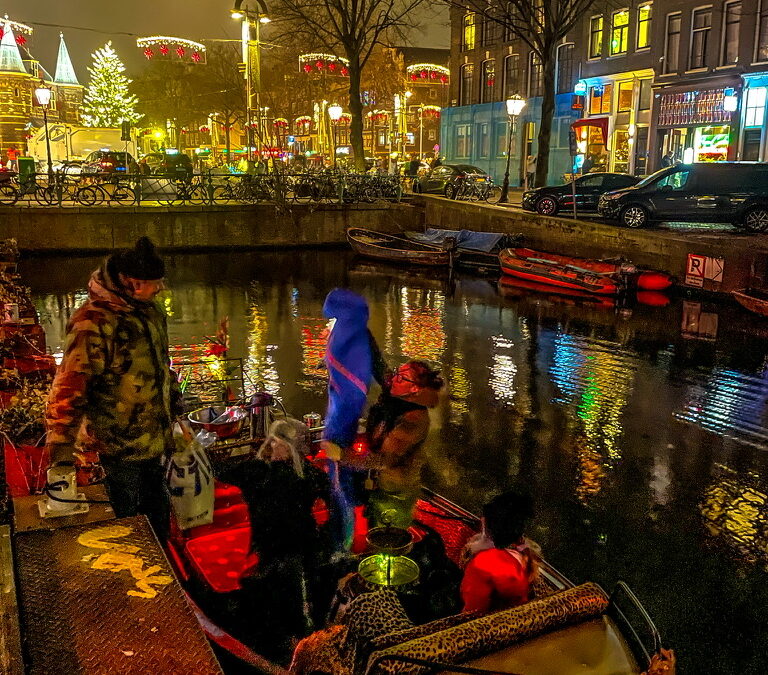 Boot met mensen in de nacht