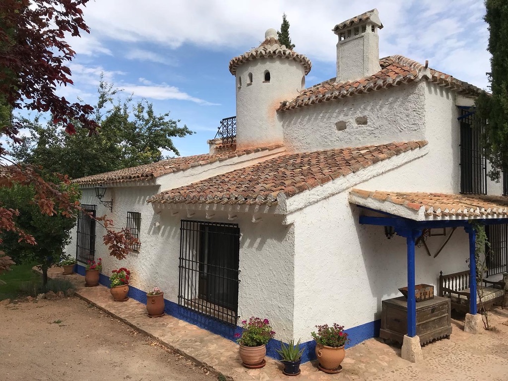 Typisch spaanse huis met witte muren een torentje en rode dakpannen