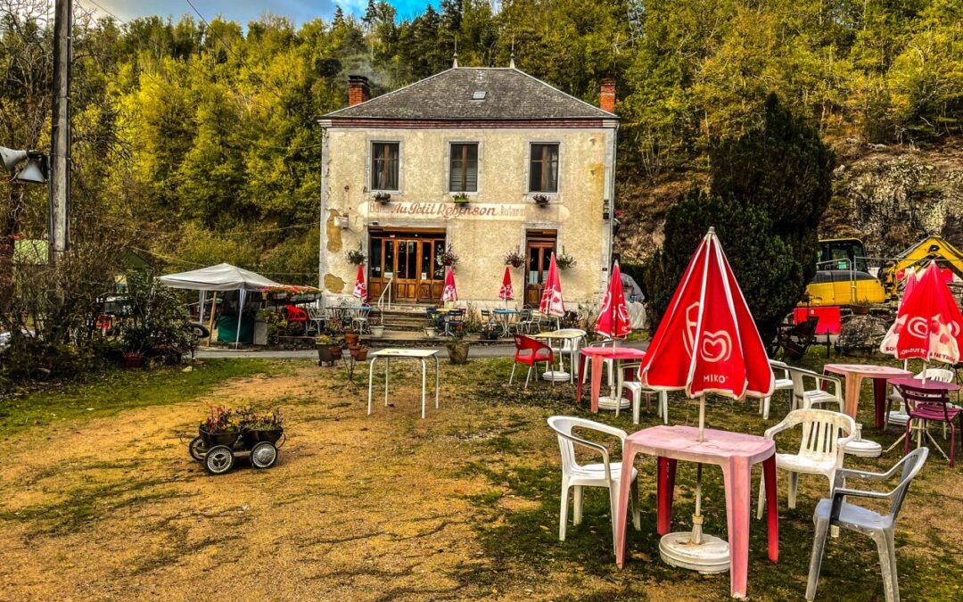 Frans cafe in een bos met op de voorgrond een terras