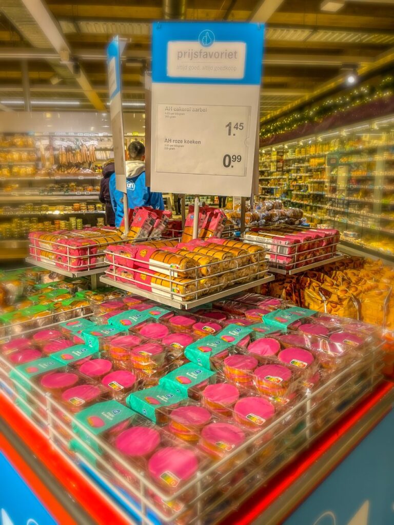 Roze koeken op een stapel in een supermarkt