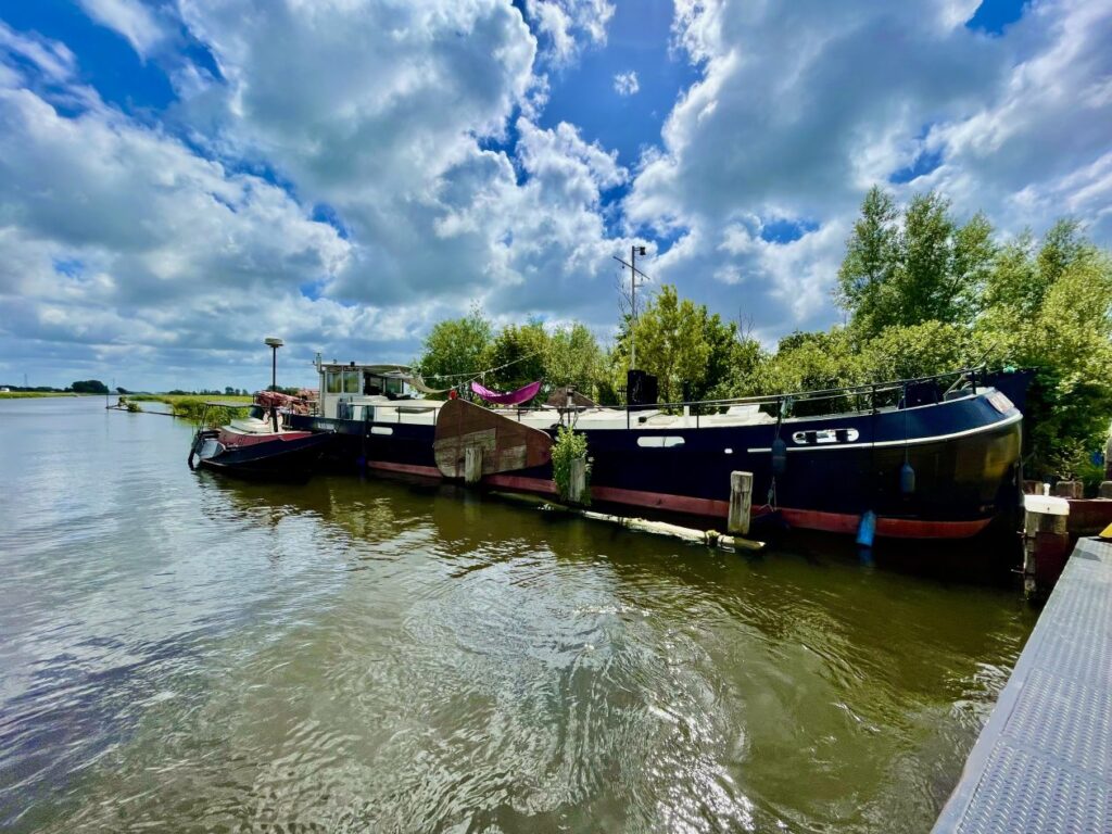 Woonboot aan de steiger