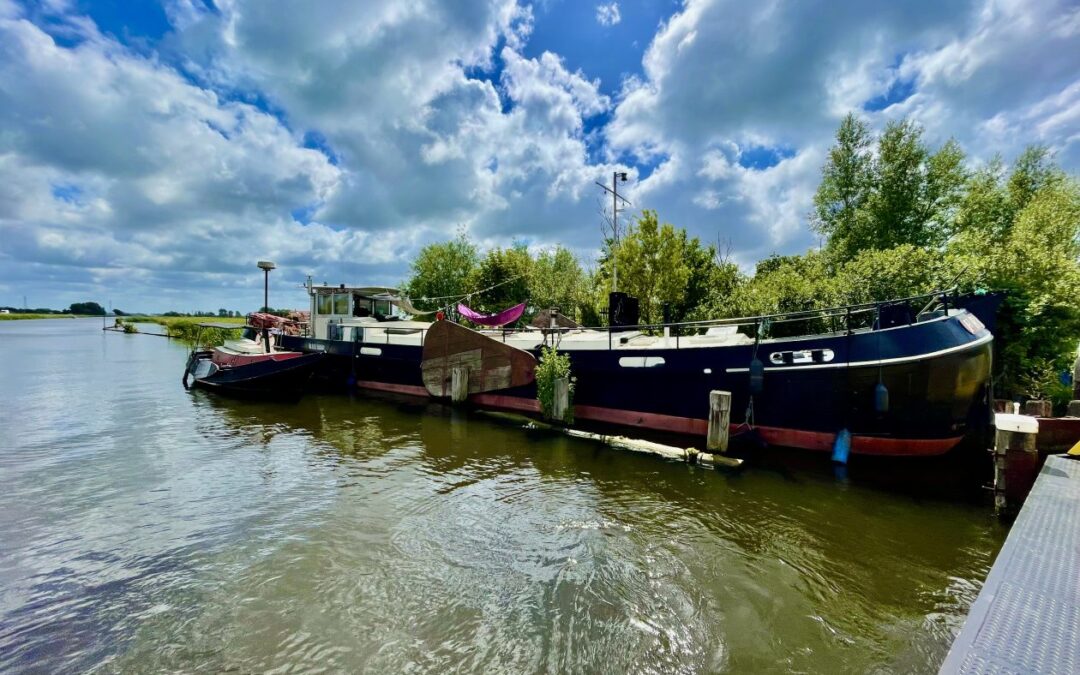 Woonboot aan de steiger