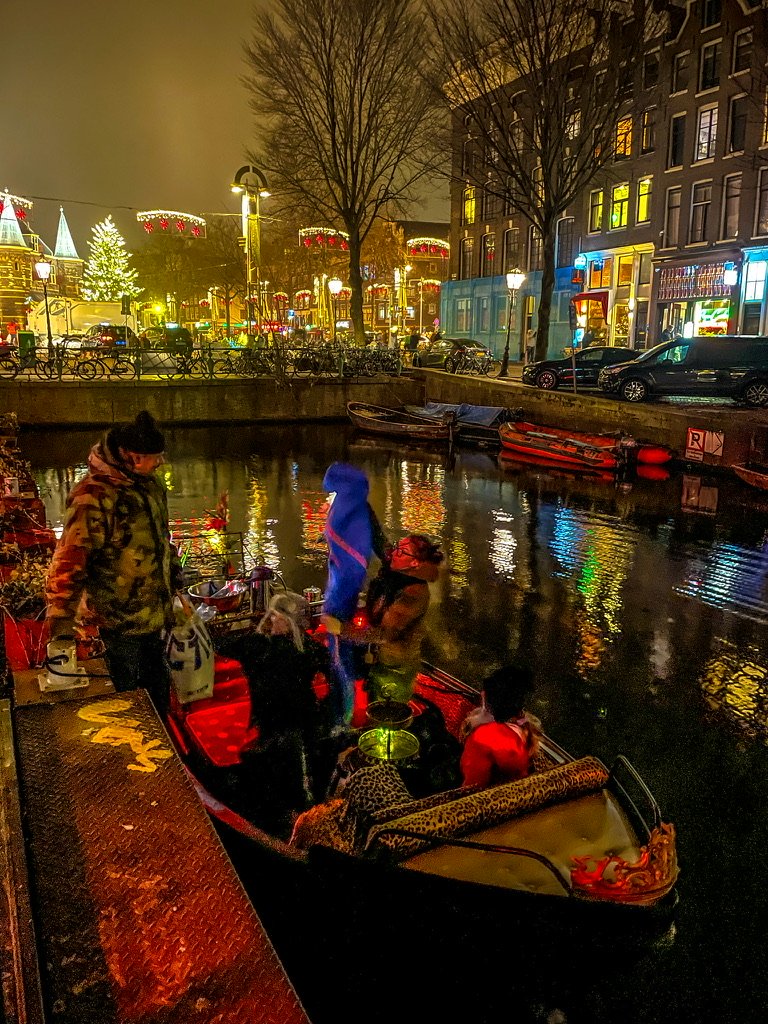 Boot met mensen in de nacht