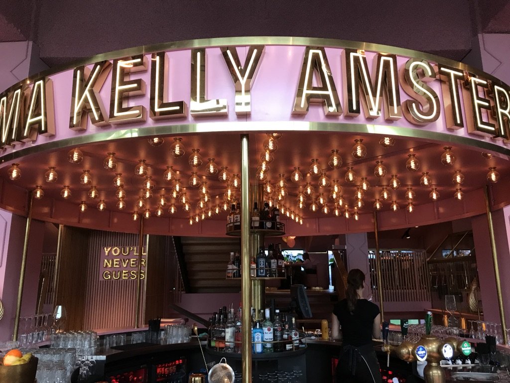 Interieur van het roze en hippe Mama Kelly restaurant in Amsterdam