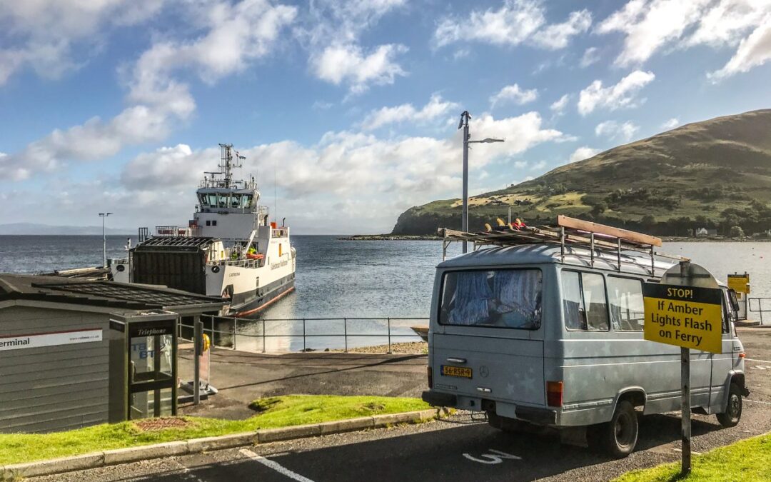 camper watend op de pont in Schotland