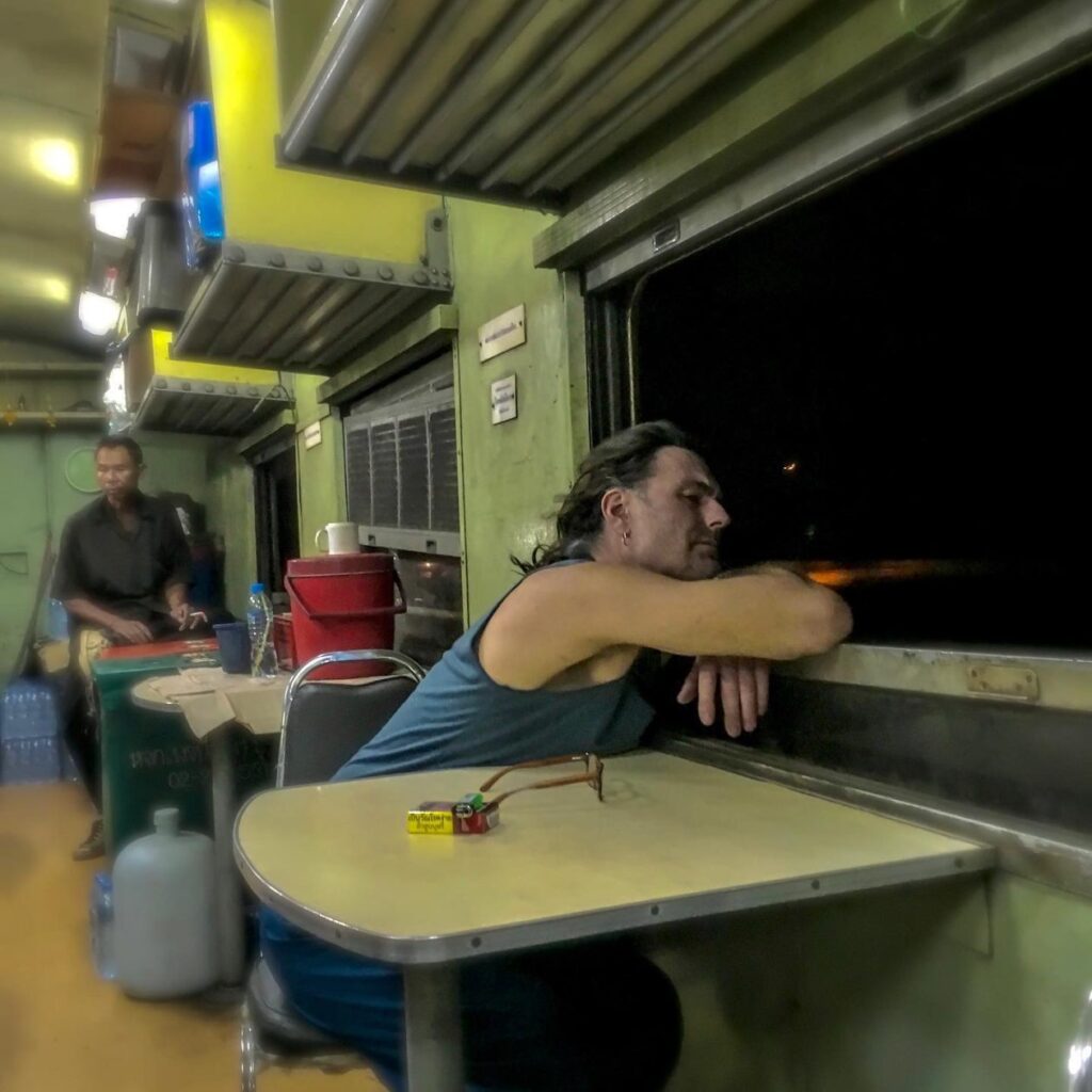 Man in Thaise trein